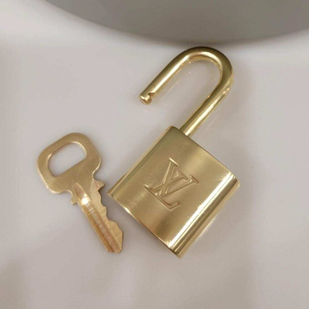 BEAUTIFUL 💯 Authentic Louis Vuitton Padlock and Key Gold Brass